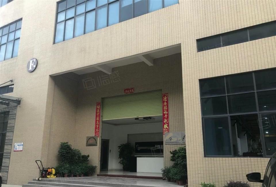 塘厦邻深高速口红本一楼3000平仓库厂房低价出租，有现成行车