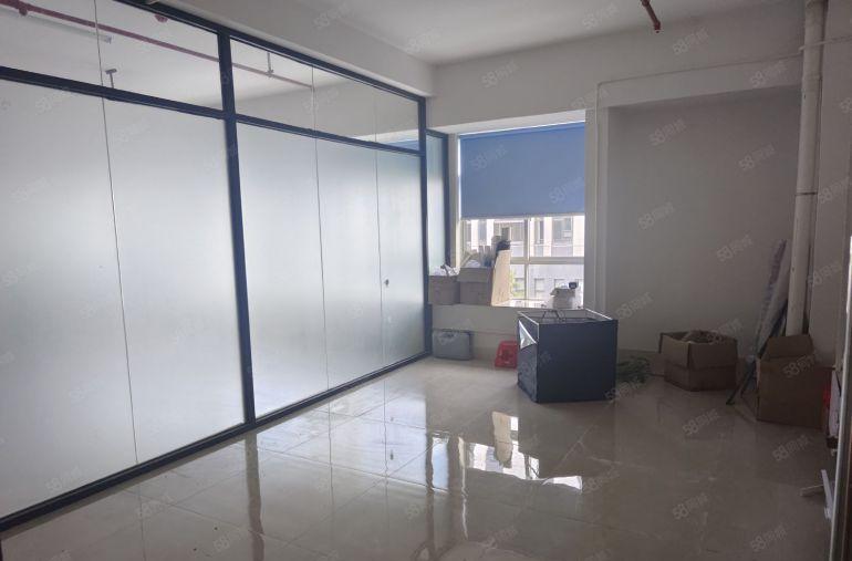 塘厦大坪高速路口新出3楼650平精装修厂房出租，带消防喷淋