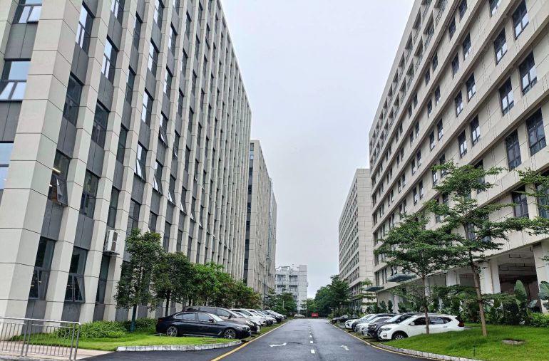 塘厦科苑城旁一二楼各2000平精装修厂房仓库出租，水电齐全。