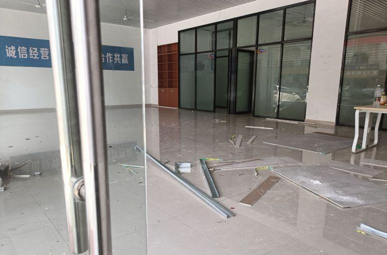 塘厦浦心湖门面一楼300平仓库厂房出租，精装修 主干道人流旺