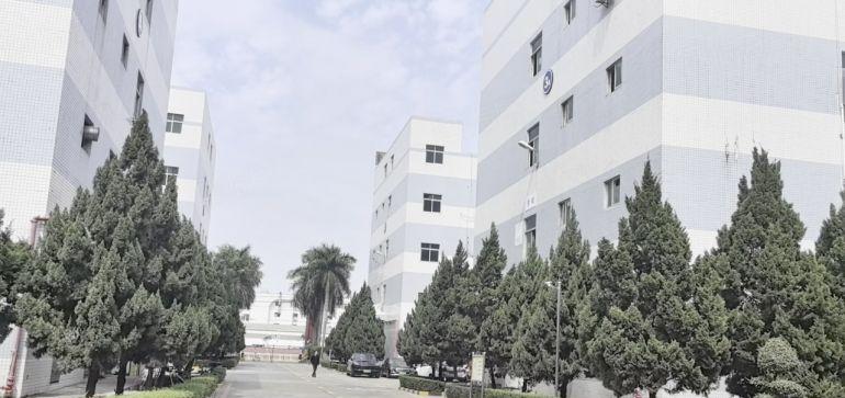 塘厦石鼓新出楼上2000平厂房仓库出租，现成精装修，水电齐全