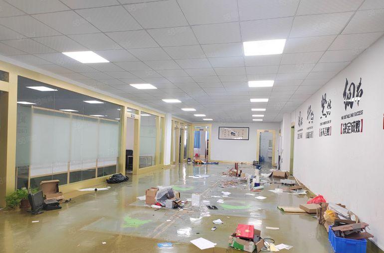 塘厦田心2600平厂房仓库出租现成装修吊顶办公室，水电齐全。