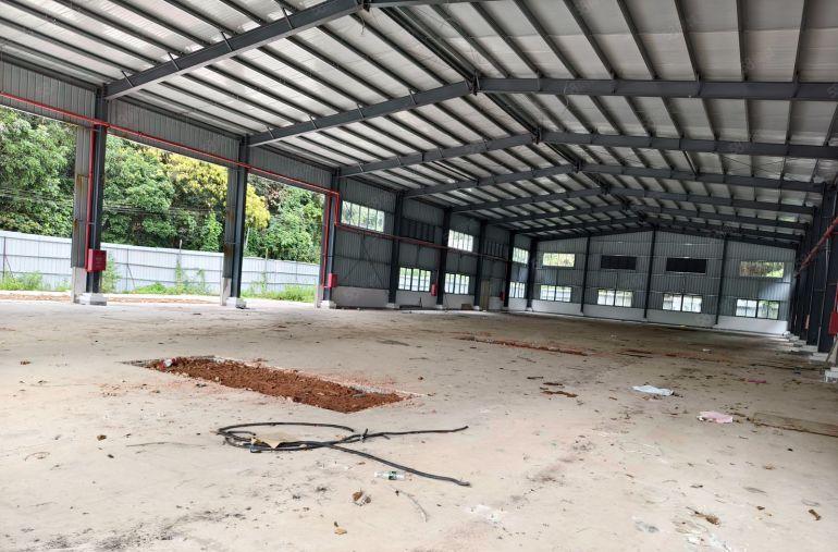 靠山边单一层独院2000平钢构厂房仓库出租滴水7米 可进大车