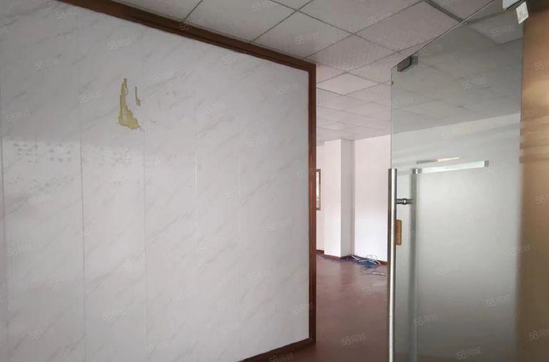 寮步下岭贝1780平方厂房出租，2吨货梯，办公室带装修