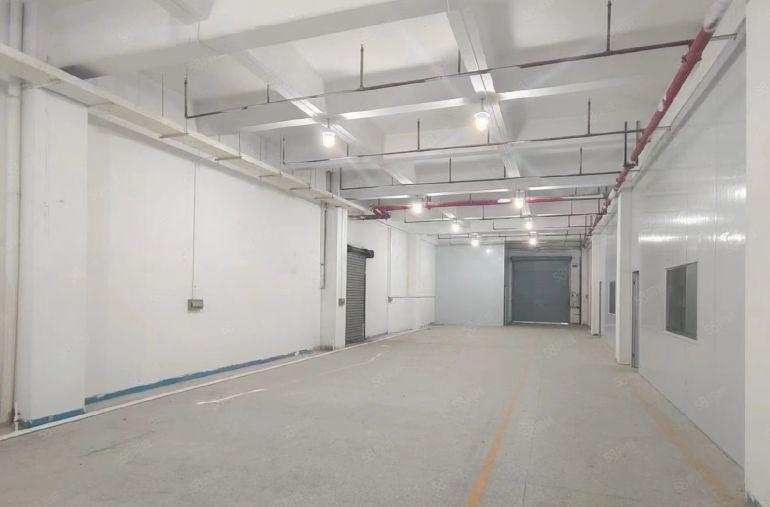 寮步缪边一楼750平方厂房出租现成装修水电齐全，大车进出方便