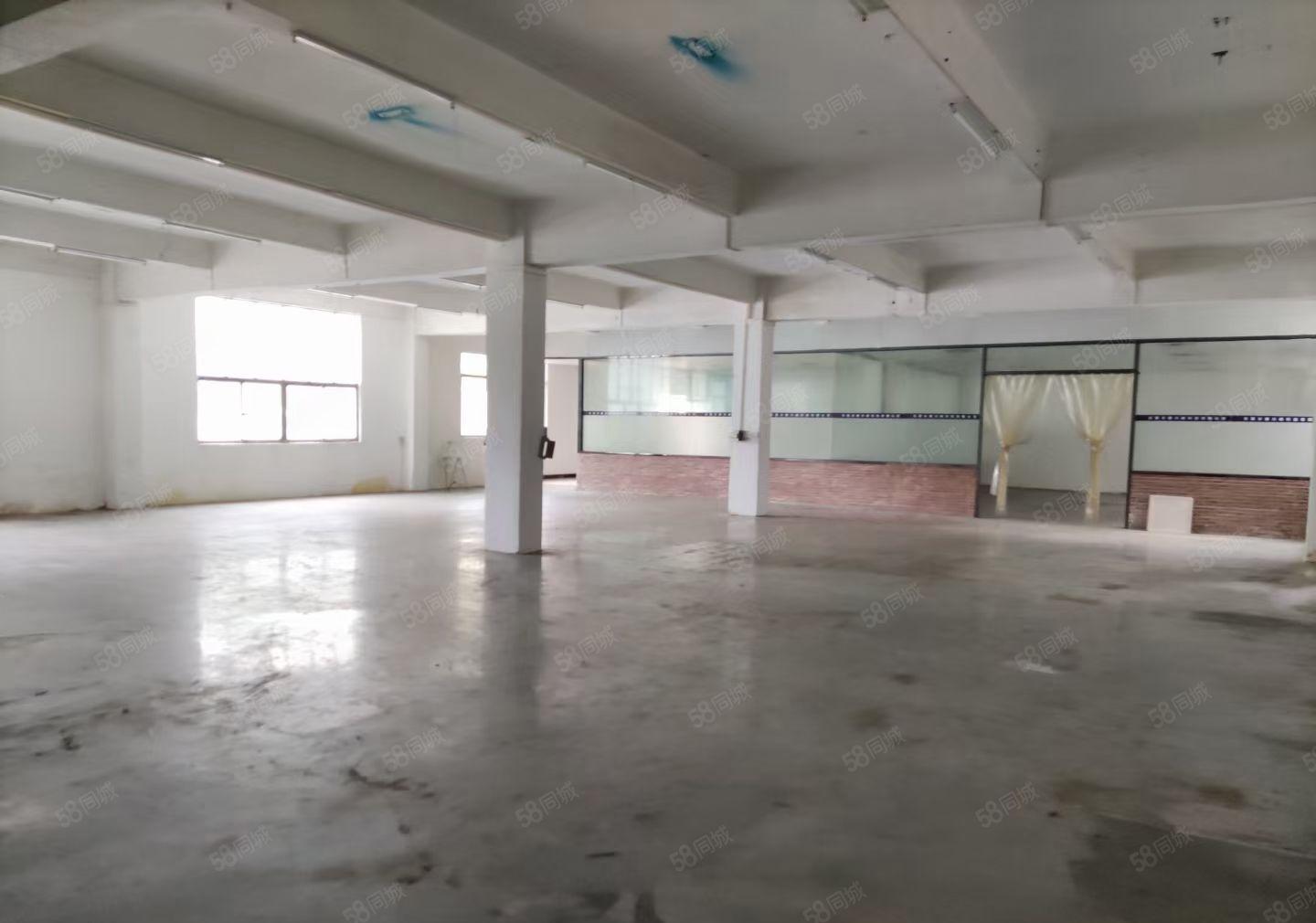 寮步上屯高速附近888平方精装修一楼厂房出租，现成水电办公室