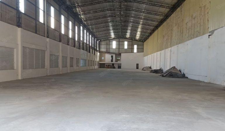 寮步石大路边单一层钢构厂房650平方 带航车