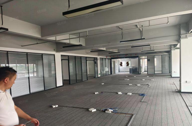 寮步镇精装修，楼上800平方。价格13元，位置佳，形象好