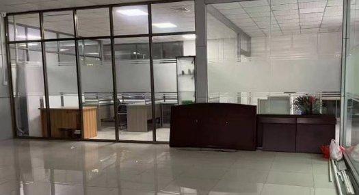 长安标准一楼厂房出租1250平方，现成航车，漂亮办公室