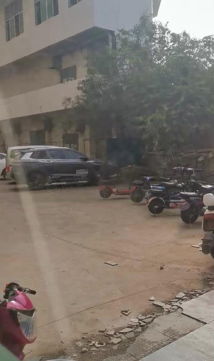 大型工业园一楼出租有现成水电装修办公室！