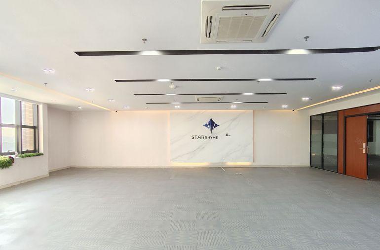 凤岗五联原房东厂房出租2160平豪华装修无转让费合同期长