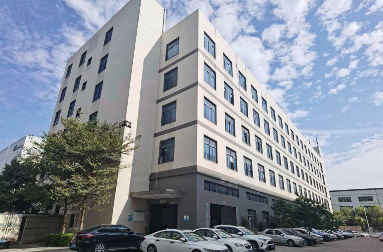 凤岗原房东出租，水电全通可重工2500平，配备两部三吨电梯