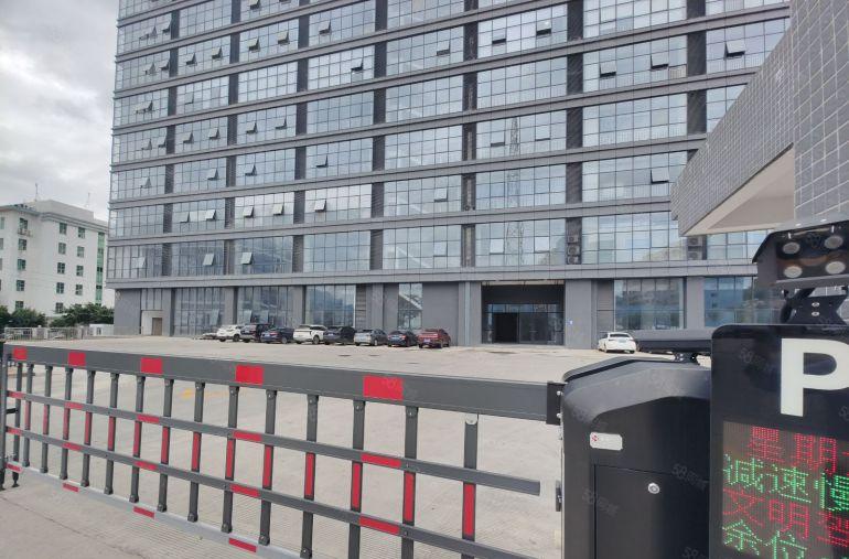 凤岗镇原房东花园式园区楼上650平方，大路边交通方便。