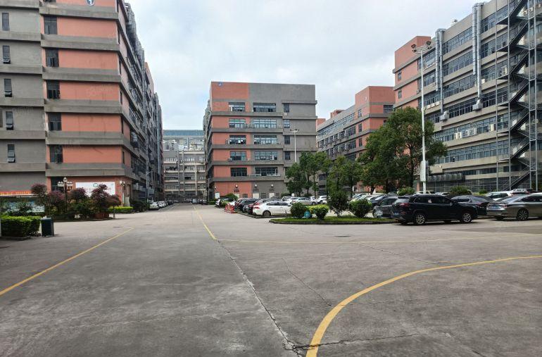 凤岗镇中心高大上园区出租1万平米带现成装修