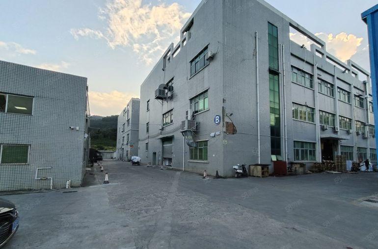 凤岗原房东800平，实际面积出租，带精装修办公室。厂房出租