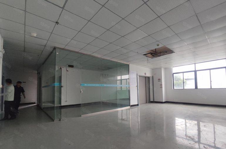 凤岗官井头高速口楼上3000平现成装修，3部3吨货梯大小分租