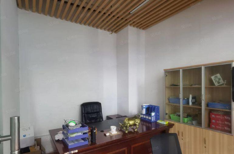 凤岗五联新出原房东楼上2000平带装修厂房仓库出租，拎包生产