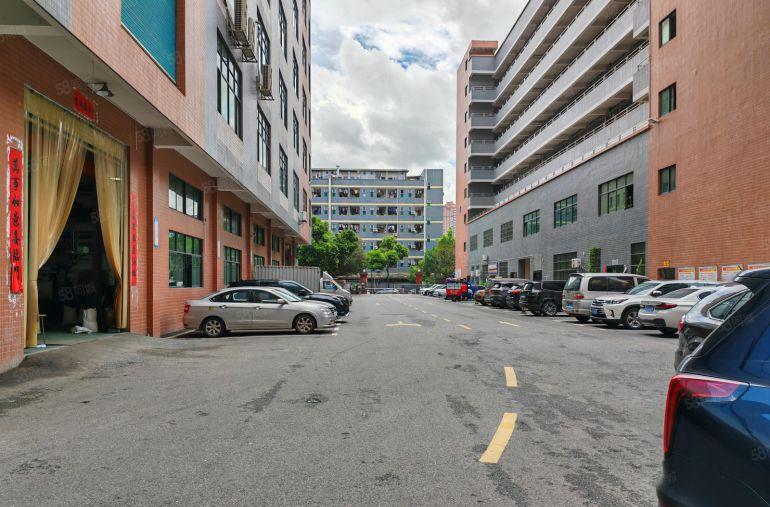 凤岗官井头原房东厂房仓库出租3000平可分租两部三吨货梯