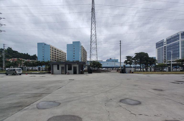 凤岗镇原房东花园式园区楼上650平方，大路边交通方便。