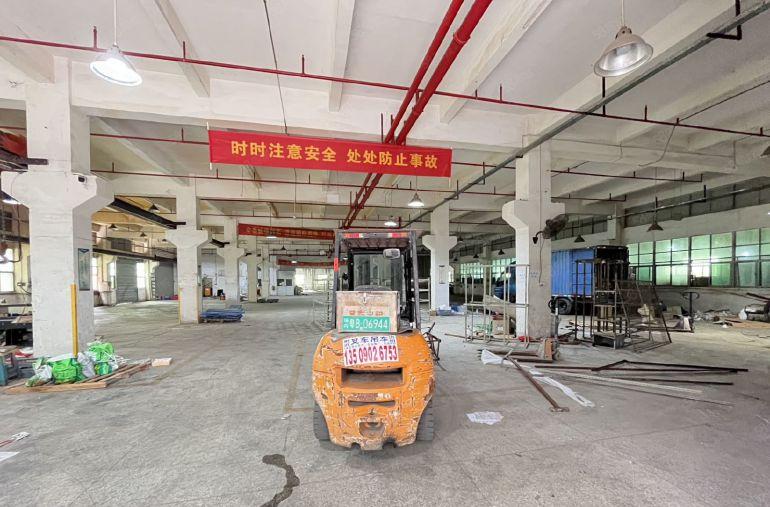 凤岗雁田布心新出一楼1200平6米高带牛角附近好招工价格超低