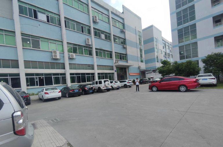 凤岗官井头高速口楼上3000平现成装修，3部3吨货梯大小分租