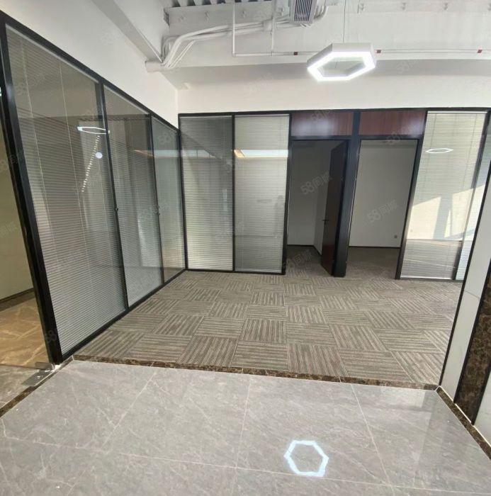 凤岗原房东楼上9.9元出租，有办公室，水电齐全拎包开工。