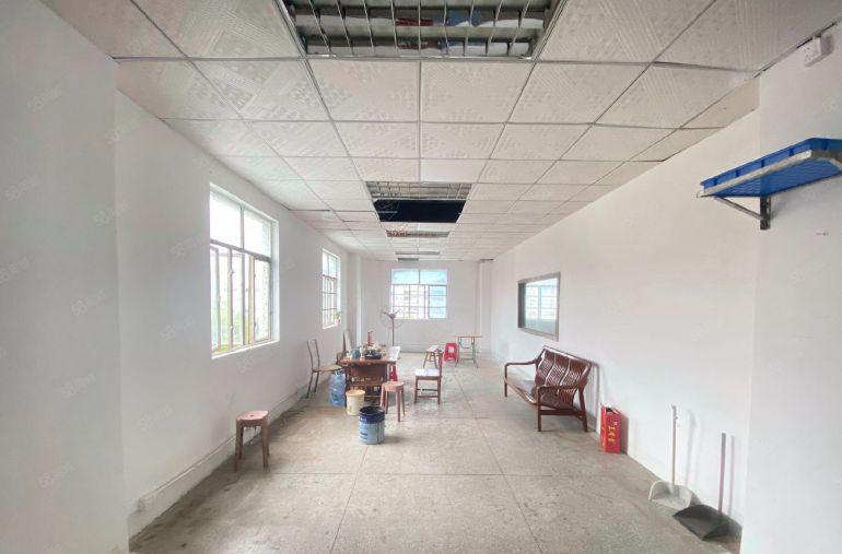 凤岗油甘埔工业区新出楼上1200平出租，形象漂亮 空地大 ！