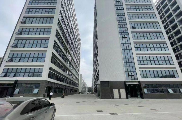 凤岗五联重工业原房东红本厂房招租，单层面积1500平，空地大