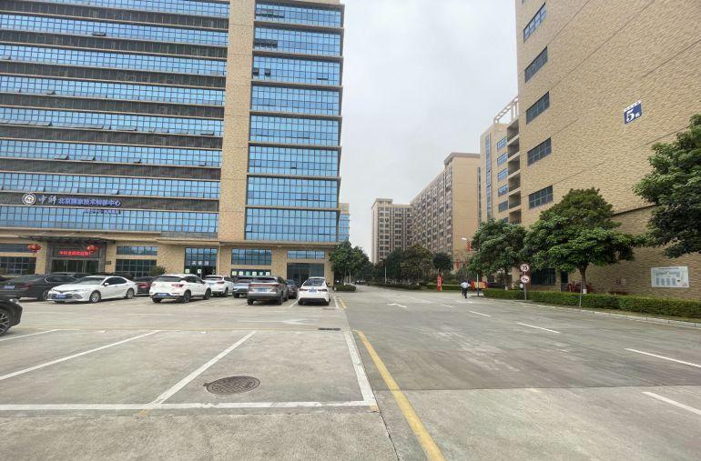 凤岗五联原房东花园式厂房出租，水电齐全