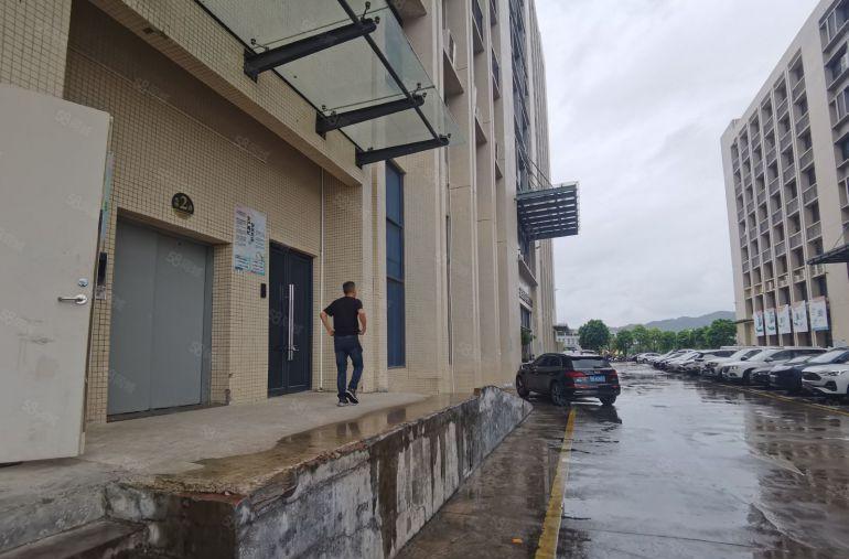 9元清盘凤岗金凤凰新空出楼上1500平地坪漆办公室水电齐全