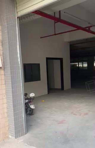 小独院钢构单层8米高厂房2700平方，现成办公室水电齐全电大