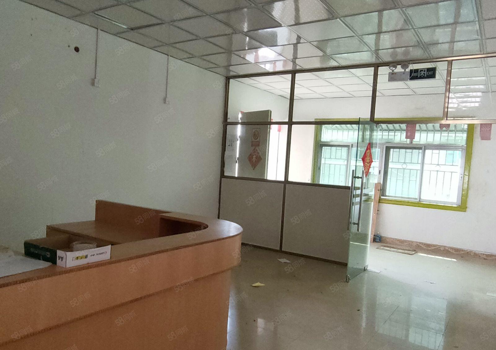 大岭山高速路口新出楼上带精装修厂房，现9块超低价出租，