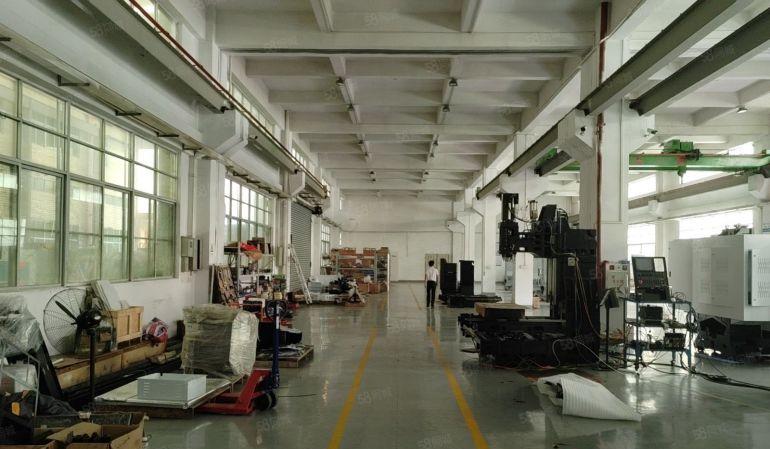 大朗松木山原房东标准厂房一楼出租，现成装修，带行车