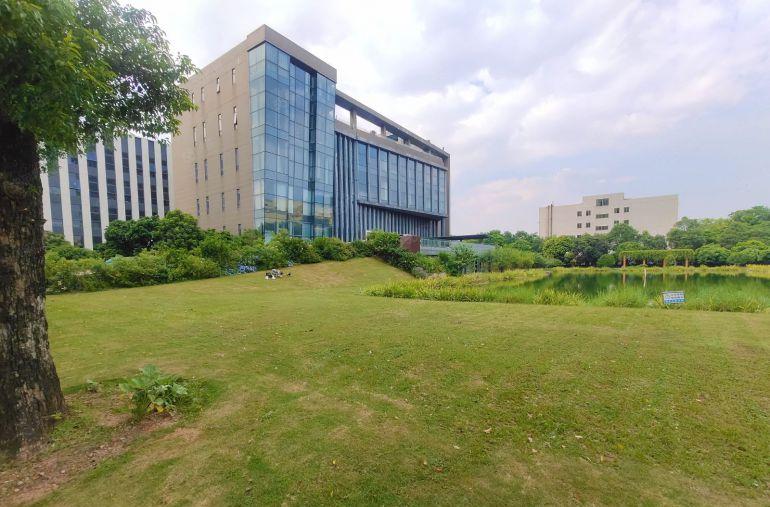 重工业厂房一楼高度8米有多台全新航车可办环评