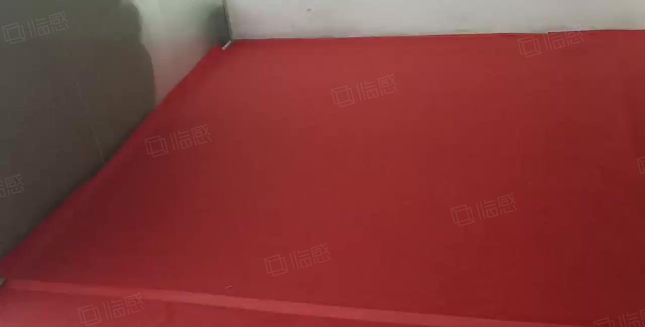 大朗镇高速口工业区楼上1880平，价格实惠交通方便，好招工