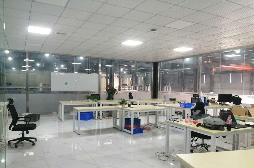 大岭山高速路口新出楼上带精装修厂房，现9块超低价出租，