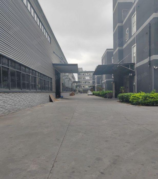 大朗镇高英村原房东厂房出租，钢构单一层。总面积2800平米