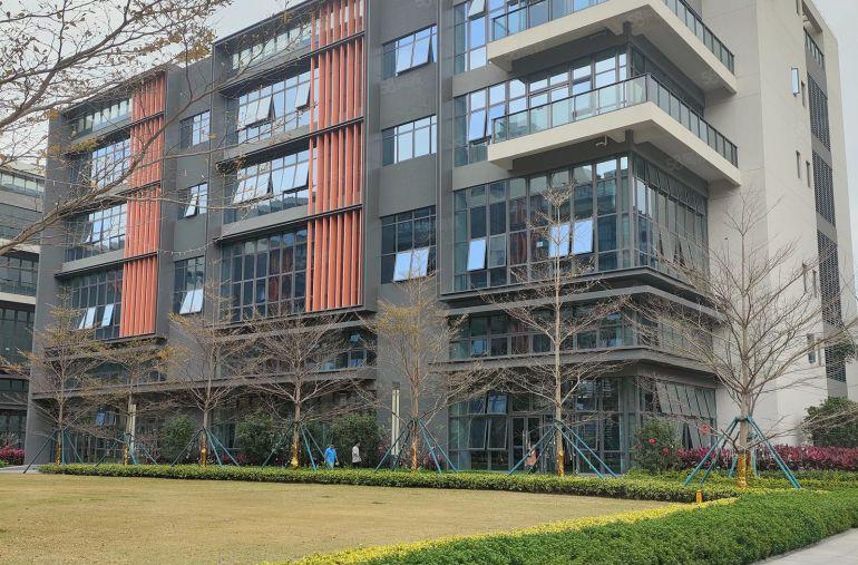 大朗镇原房东花园式独栋红本厂房，特价15元急租。主干道边上。