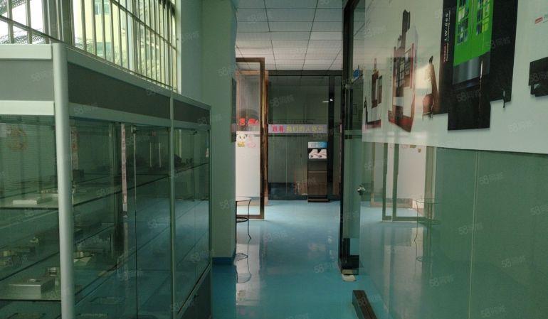 大朗松木山原房东标准厂房一楼出租，现成装修，带行车