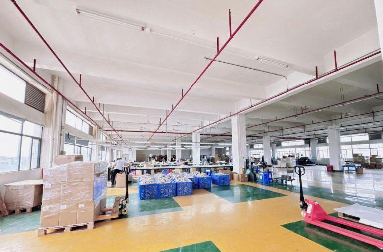 送押金送装修大朗楼上2580平转租，送空调家具