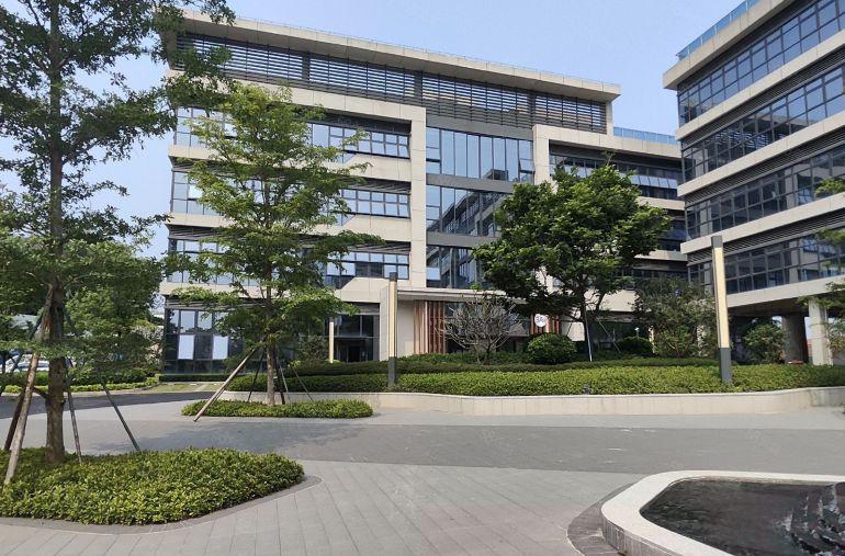 松山湖花园式独栋厂房。带3吨货梯，消防喷淋，可生产研发办公