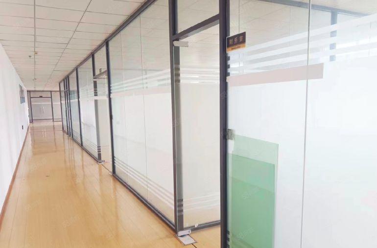 带精装修办公室的厂房，适合办公人群多的企业，大园区环境好