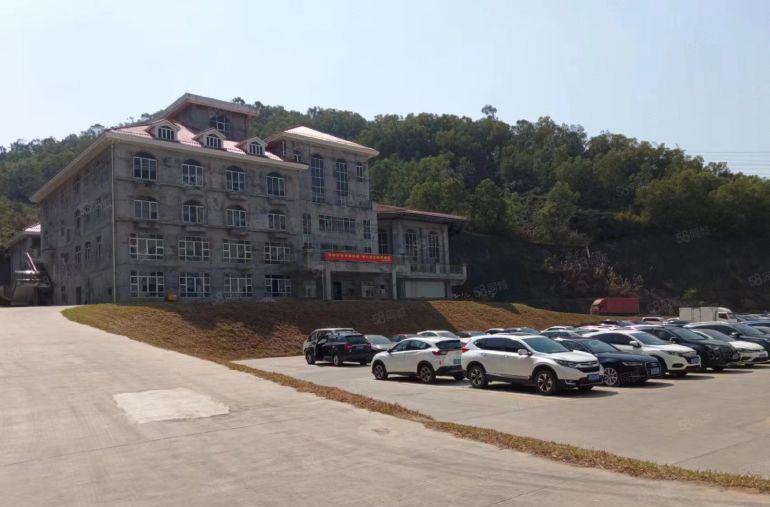 独门独院大别墅，后有登山道，可签年限长，不限行业