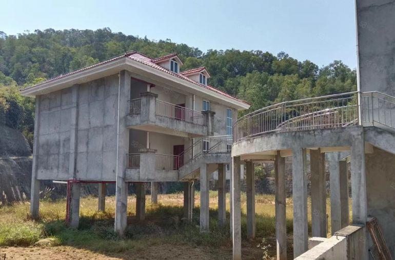 独栋独院大别墅，可签10年，行业不限，后有登山道，前有护城河