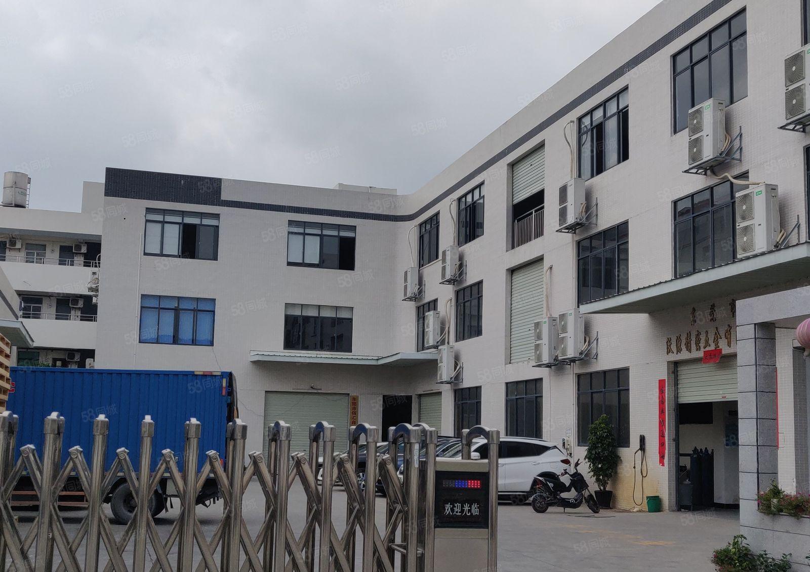 黄江高速路口附近厂房一楼2400平方出租，内有装修办公室