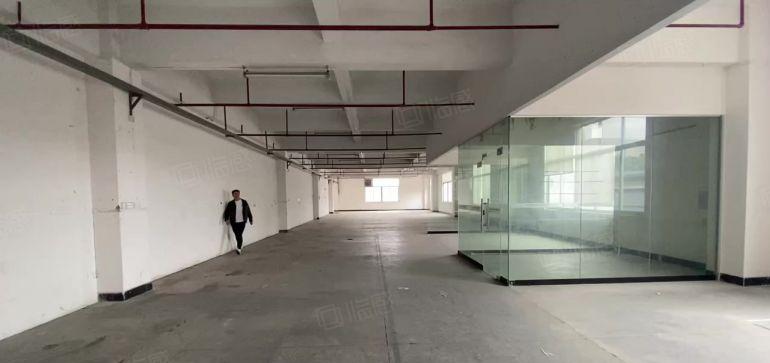 黄江厂房出租低价出租楼上一层680平方，带喷淋出租，精装修