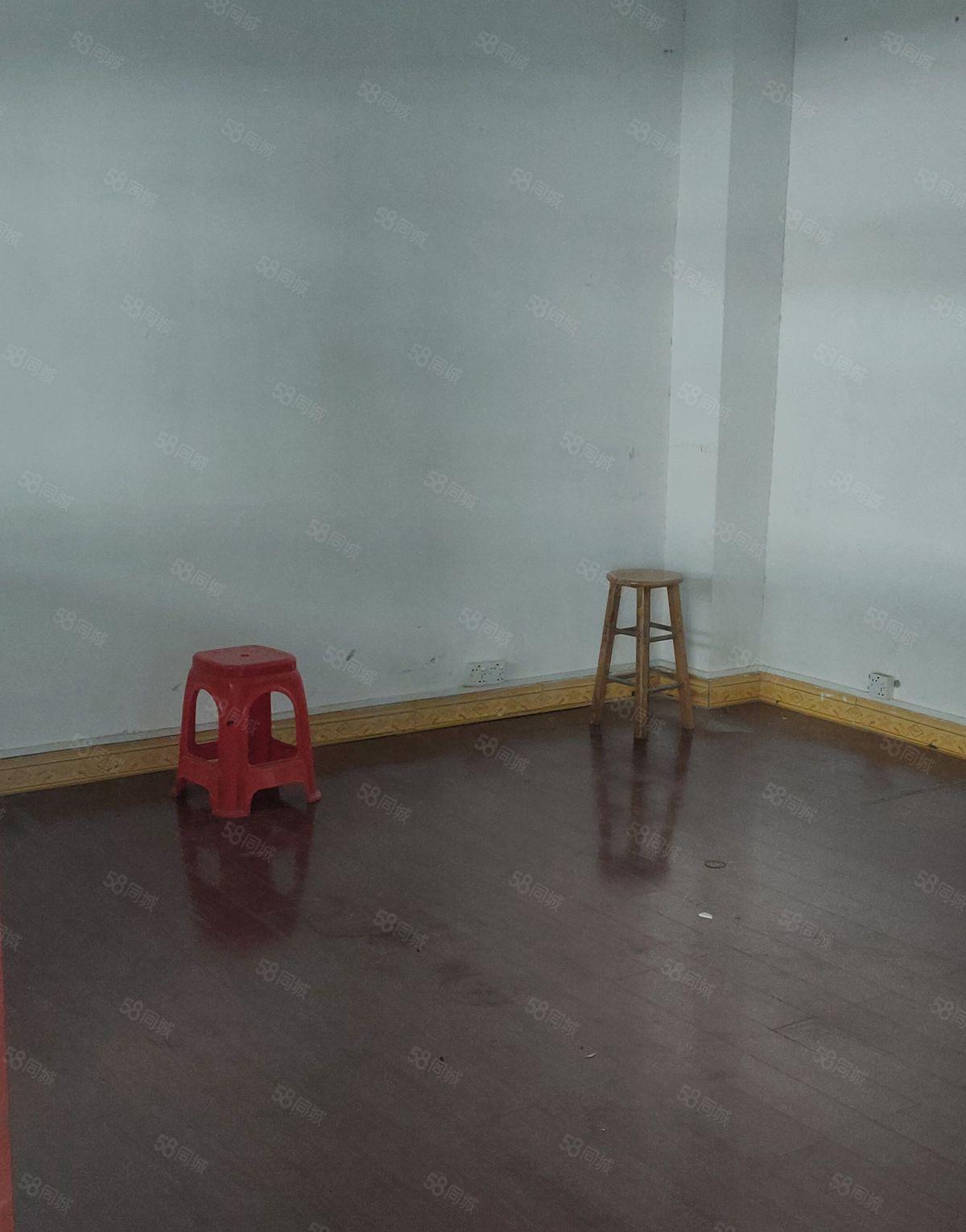 黄江镇中心靠大朗常平楼上1200平方内部带有现成办公室