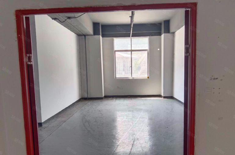 1700平带3个办公室，装修保养好，长条形，采光极好