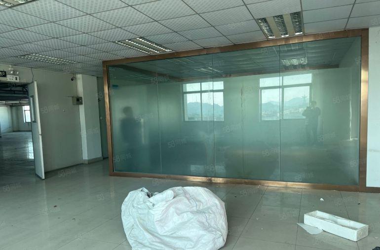 黄江新出楼上1500平方米。6米高有办公室