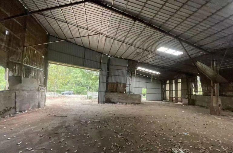 空地大，铁皮房，靠山附近没居民